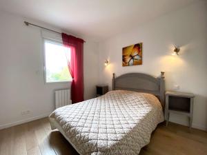 um quarto com uma cama e uma janela em Maison Perros-Guirec, 3 pièces, 4 personnes - FR-1-368-156 em Perros-Guirec