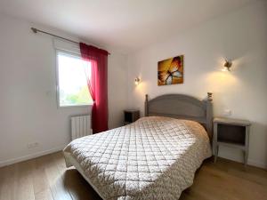 a bedroom with a bed and a window at Maison 3* rénovée, proche plage et sentier des douaniers, 4 pers, WIFI, parking, jardin, BBQ - FR-1-368-156 in Perros-Guirec