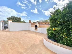 une terrasse avec une clôture blanche et une cheminée dans l'établissement Casita de La Alquería, à Malaga