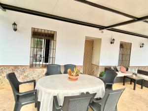Un comedor con mesa y sillas en Casita de La Alquería, en Málaga 27 fotos más