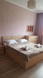 1 dormitorio con 1 cama grande y 2 toallas. en Villa Borjomi en Borjomi