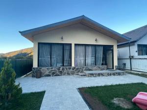 una casa con un patio in pietra di fronte di Villa Borjomi a Borjomi