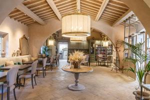 A restaurant or other place to eat at Casavilla Rentals by Torre a Cona