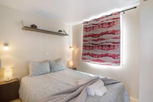 ein Schlafzimmer mit einem Bett und einem Wandgemälde in der Unterkunft Mobile Home 2 - Olhão in Quelfes