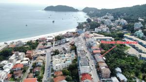- une vue aérienne sur une ville et une plage dans l'établissement Pousada Clara Manhã, à Bombinhas
