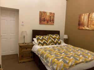 a bedroom with a bed and a painting on the wall at Broadwalk in Coltishall