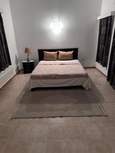 a bedroom with a large bed in a room at Villa viewpoint infinity pool jardin aucun vis-à-vis in Ḩammām al Ghazzāz