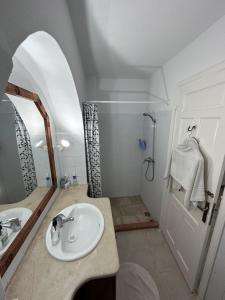 a bathroom with a sink and a shower at Villa viewpoint infinity pool jardin aucun vis-à-vis in Ḩammām al Ghazzāz