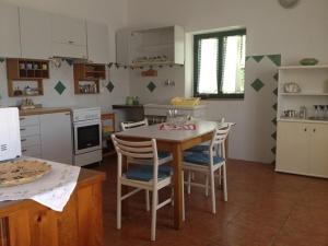 Holiday Home La Casetta tesisinde mutfak veya mini mutfak