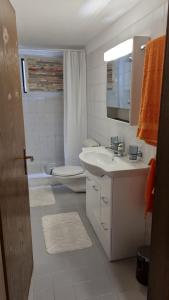 La salle de bains est pourvue d'un lavabo, de toilettes et d'une baignoire. dans l'établissement Le Palme, à Monte Ceneri