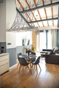 a kitchen and living room with a table and chairs at Sweet San Francisco in Alicante