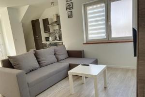 uma sala de estar com um sofá e uma mesa em Gohysart 51b 1 Bruxelles-Charleroi-airport em Charleroi