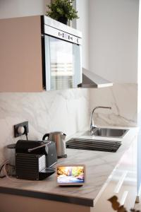 a kitchen counter with a sink and a microwave at Sweet San Francisco in Alicante