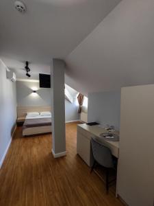 Piccola camera con letto e scrivania. di VIP Hotel a Izmaïl