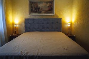 - une chambre avec un lit et deux lampes de chaque côté dans l'établissement Boom House Fruska Gora, à Irig