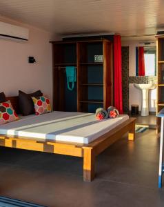 - un lit dans un dortoir dans l'établissement Hôtel Villa Les Orchidées, à Ambatoloaka