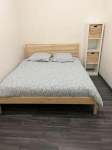 ein Bett mit zwei Kissen darauf in einem Schlafzimmer in der Unterkunft Appartement 3 Chambres in Champigny-sur-Marne