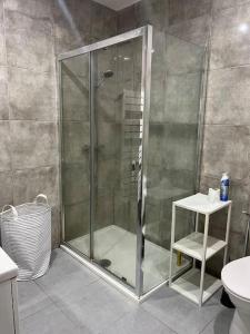 um chuveiro com uma porta de vidro na casa de banho em Appartement 3 Chambres em Champigny-sur-Marne