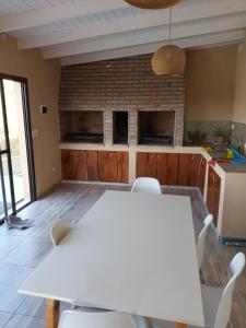 een keuken met een tafel en stoelen in een kamer bij Cabañas Akumali in Nono