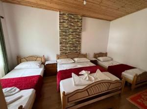 Rúm í herbergi á Mikel Center Theth Guesthouse