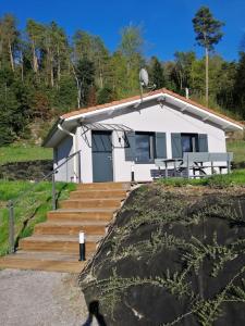 ein Haus mit einer Treppe davor in der Unterkunft La Maison Bleue in Saint-Étienne-lès-Remiremont