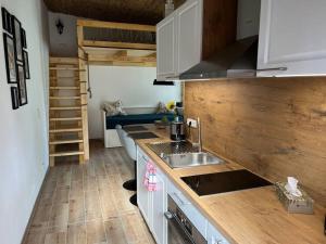 a kitchen with a sink and a counter top at FeWo Hof-Idyll mit FassSauna / Spielplatz für Kids in Weißwasser