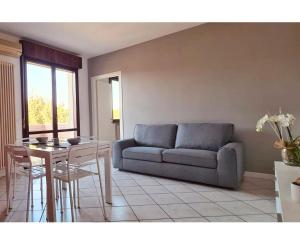切塞纳Olga & Giò - Vicino al Centro di Cesena的客厅里有一张沙发和一张桌子。