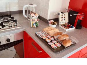 切塞纳Olga & Giò - Vicino al Centro di Cesena的厨房柜台提供羊角面包和面包托盘