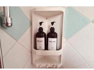 切塞纳Olga & Giò - Vicino al Centro di Cesena的柜台上2瓶酒