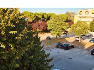 切塞纳Olga & Giò - Vicino al Centro di Cesena的停车场停放的汽车 更多11张照片