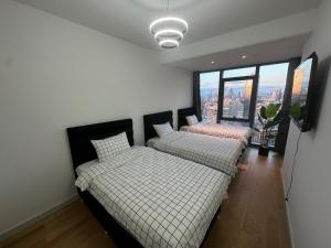 2 Betten in einem Zimmer mit Stadtblick in der Unterkunft most luxury 2+1 apt at sinpas queen bomonti f 40-90 in Istanbul