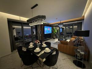 ein Wohnzimmer mit einem Tisch und einem Sofa in der Unterkunft most luxury 2+1 apt at sinpas queen bomonti f 40-90 in Istanbul