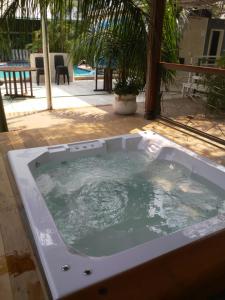 eine Whirlpool-Badewanne auf einer Terrasse in der Unterkunft Santa Mônica Palace Hotel in Corumbá