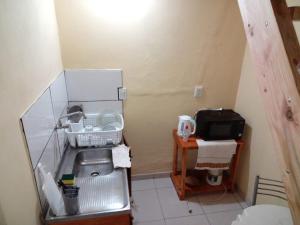 eine kleine Küche mit Spüle und Kühlschrank in der Unterkunft CardónApart in Puerto Iguazú