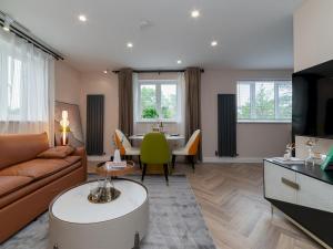 uma sala de estar com um sofá e uma mesa em Pass the Keys FLAT 3 Modern and Luxurious Duplex 3Br Central Location em Londres