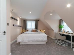 um quarto branco com uma cama e uma secretária em Pass the Keys FLAT 3 Modern and Luxurious Duplex 3Br Central Location em Londres