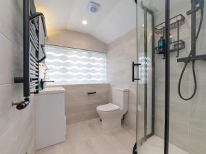 uma casa de banho com um WC e um chuveiro em Pass the Keys FLAT 3 Modern and Luxurious Duplex 3Br Central Location em Londres