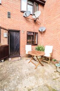 a table and two chairs in front of a brick building at Spacious 1 bed flat-FREE Parking in New Bedfont