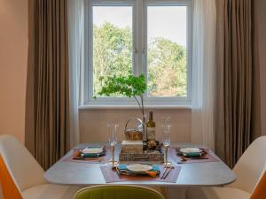 uma mesa de jantar com uma janela, uma mesa e cadeiras em Pass the Keys FLAT 3 Modern and Luxurious Duplex 3Br Central Location em Londres