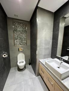 y baño con aseo y lavamanos. en Prestigia Hay Ryiad Rabat, en Rabat