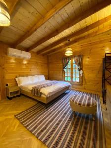 Un pat sau paturi într-o cameră la كوخ آفيري Aviary Hut