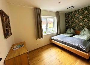 Habitación pequeña con cama y ventana en Appartement Bergmann, en Ebensee