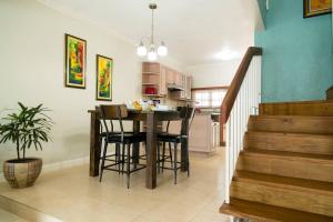 a kitchen with a table and chairs in a room at Captivating 2-Bed Town-House in Kingston in Kingston +20 photos