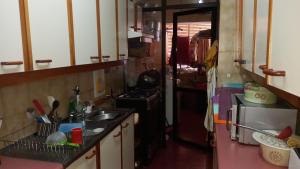 una pequeña cocina con fregadero y microondas en Maya, en Valdivia
