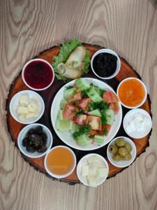 un plato de comida con verduras y otros alimentos en una mesa en Ruen Buathong Boutique Hotel - SHA Certified, en Patong Beach