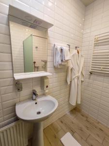 Koupelna v ubytování VIP Hotel
