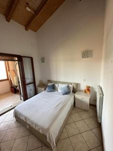 een slaapkamer met een groot bed en een balkon bij Da Vanessa in Lido degli Estensi