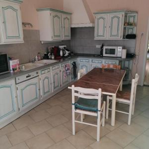 Kuchyň nebo kuchyňský kout v ubytování Vallée du Serein
