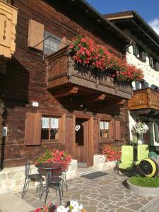 un edificio con un balcón con flores. en Chalet Claudia, en Livigno