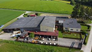 eine Luftansicht eines großen Hauses mit einem Bauernhof in der Unterkunft Rolling Home in Eppingen